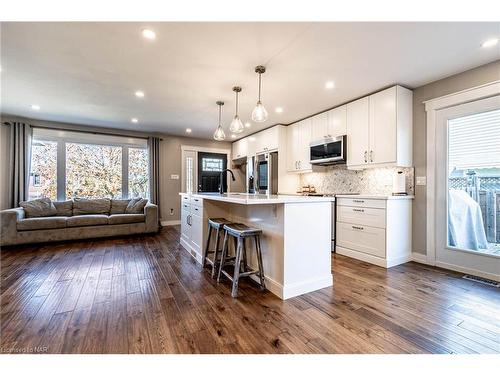 8 Dundee Drive, St. Catharines, ON - Indoor Photo Showing Kitchen With Upgraded Kitchen