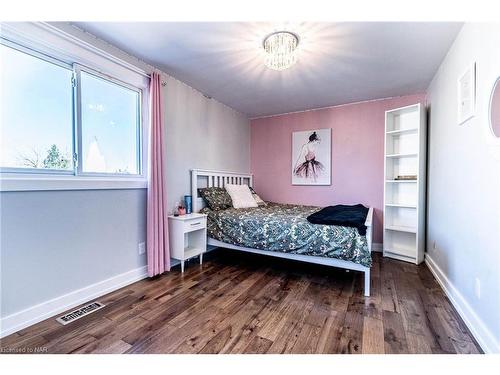 8 Dundee Drive, St. Catharines, ON - Indoor Photo Showing Bedroom