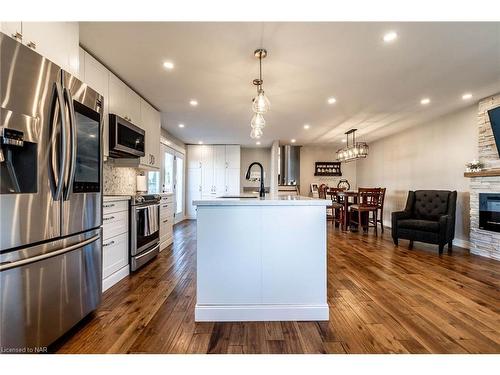 8 Dundee Drive, St. Catharines, ON - Indoor Photo Showing Kitchen With Upgraded Kitchen