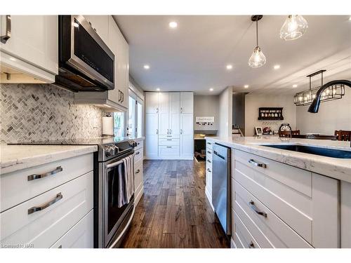 8 Dundee Drive, St. Catharines, ON - Indoor Photo Showing Kitchen With Upgraded Kitchen