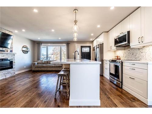 8 Dundee Drive, St. Catharines, ON - Indoor Photo Showing Kitchen With Upgraded Kitchen