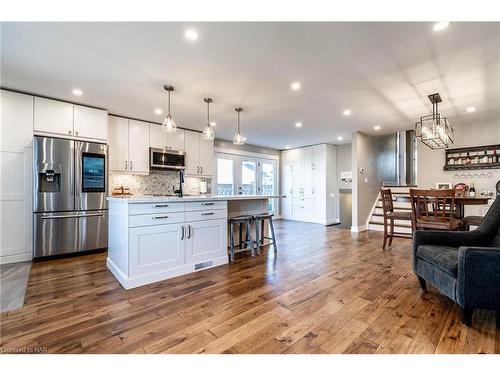 8 Dundee Drive, St. Catharines, ON - Indoor Photo Showing Kitchen With Upgraded Kitchen