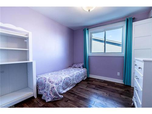 8 Dundee Drive, St. Catharines, ON - Indoor Photo Showing Bedroom