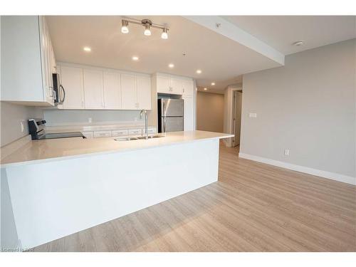 409-300G Fourth Avenue, St. Catharines, ON - Indoor Photo Showing Kitchen