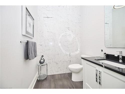 18-190 Canboro Road, Fonthill, ON - Indoor Photo Showing Bathroom