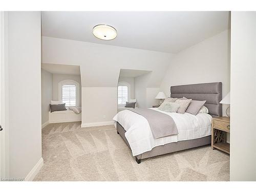 18-190 Canboro Road, Fonthill, ON - Indoor Photo Showing Bedroom