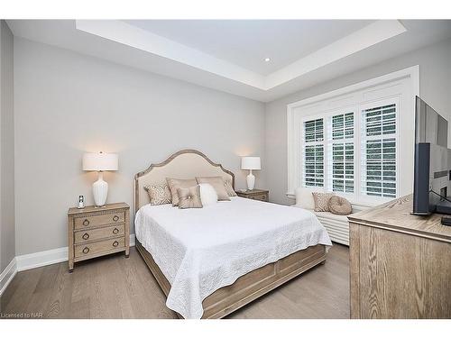 18-190 Canboro Road, Fonthill, ON - Indoor Photo Showing Bedroom