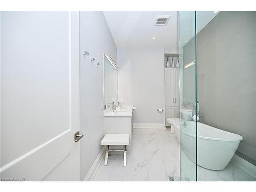 18-190 Canboro Road, Fonthill, ON - Indoor Photo Showing Bathroom