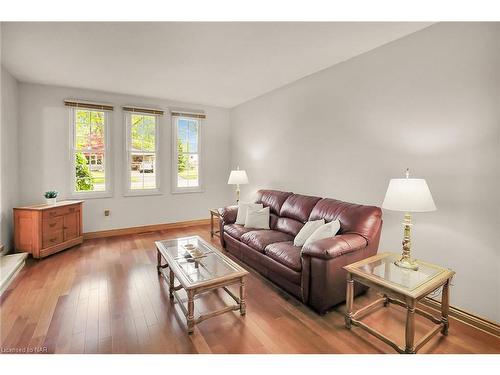 55 Aquadale Drive, St. Catharines, ON - Indoor Photo Showing Living Room