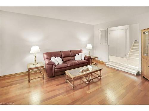 55 Aquadale Drive, St. Catharines, ON - Indoor Photo Showing Living Room