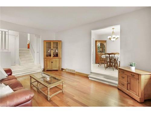 55 Aquadale Drive, St. Catharines, ON - Indoor Photo Showing Living Room