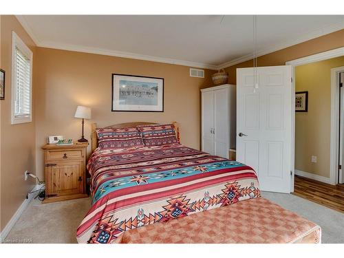 454 Holloway Bay Road S, Sherkston, ON - Indoor Photo Showing Bedroom