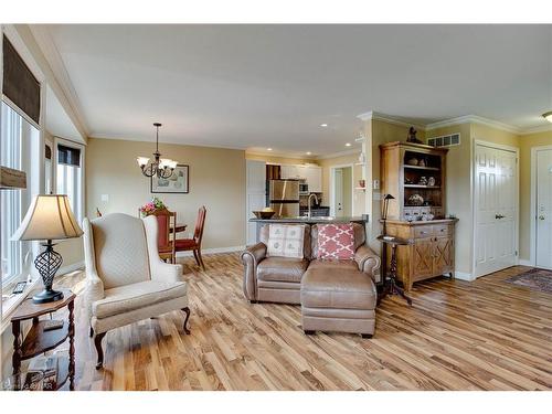 454 Holloway Bay Road S, Sherkston, ON - Indoor Photo Showing Living Room