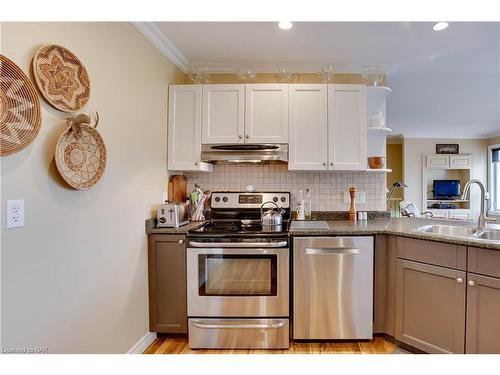 454 Holloway Bay Road S, Sherkston, ON - Indoor Photo Showing Kitchen With Double Sink