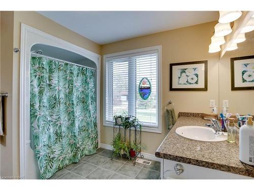 454 Holloway Bay Road S, Sherkston, ON - Indoor Photo Showing Bathroom