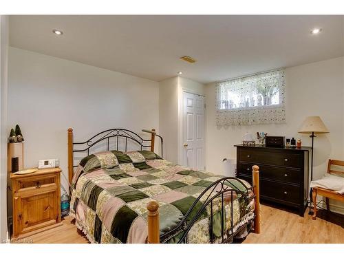 454 Holloway Bay Road S, Sherkston, ON - Indoor Photo Showing Bedroom