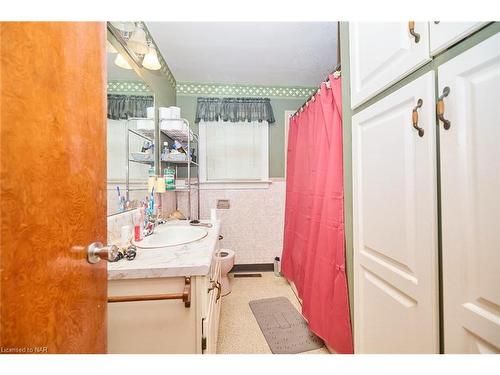 1053 Steele Street, Port Colborne, ON - Indoor Photo Showing Bathroom