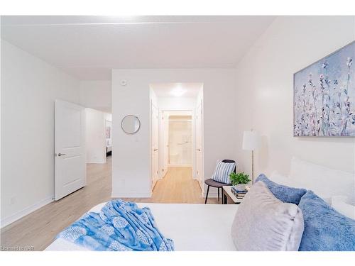 116-4644 Pettit Avenue, Niagara Falls, ON - Indoor Photo Showing Bedroom