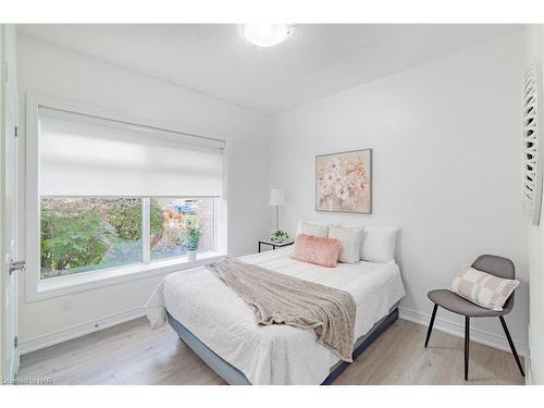 116-4644 Pettit Avenue, Niagara Falls, ON - Indoor Photo Showing Bedroom