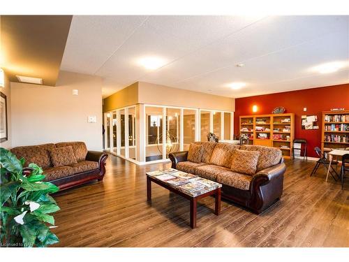 116-4644 Pettit Avenue, Niagara Falls, ON - Indoor Photo Showing Living Room