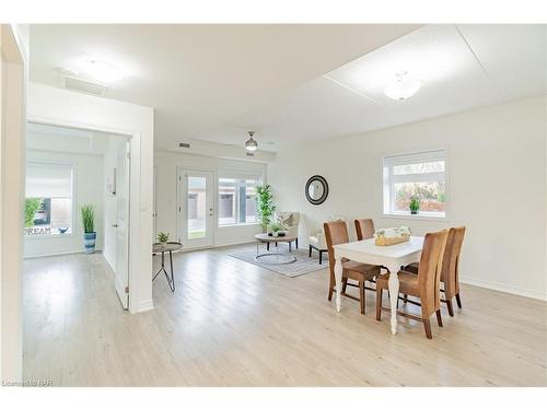 116-4644 Pettit Avenue, Niagara Falls, ON - Indoor Photo Showing Dining Room