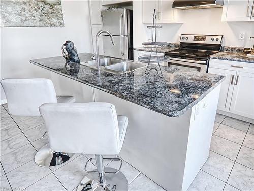 7748 Black Maple Drive, Niagara Falls, ON - Indoor Photo Showing Kitchen With Double Sink With Upgraded Kitchen