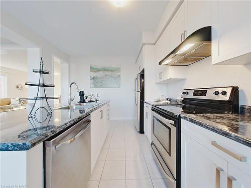 7748 Black Maple Drive, Niagara Falls, ON - Indoor Photo Showing Kitchen With Upgraded Kitchen