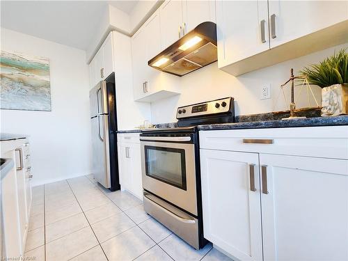 7748 Black Maple Drive, Niagara Falls, ON - Indoor Photo Showing Kitchen