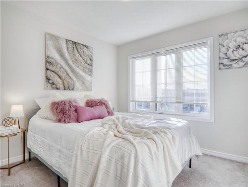 7748 Black Maple Drive, Niagara Falls, ON - Indoor Photo Showing Bedroom