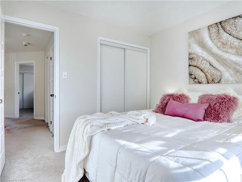 7748 Black Maple Drive, Niagara Falls, ON - Indoor Photo Showing Bedroom