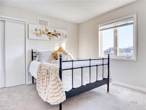 7748 Black Maple Drive, Niagara Falls, ON - Indoor Photo Showing Bedroom