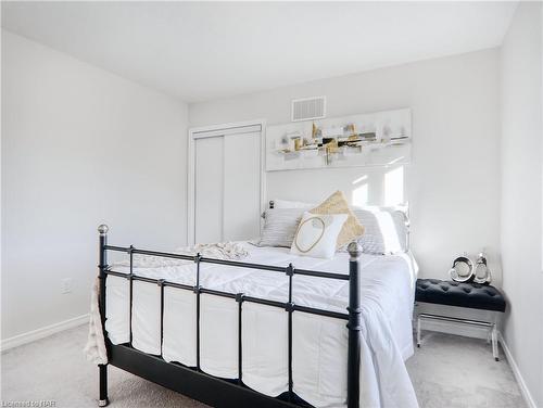 7748 Black Maple Drive, Niagara Falls, ON - Indoor Photo Showing Bedroom