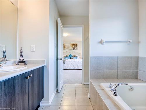 7748 Black Maple Drive, Niagara Falls, ON - Indoor Photo Showing Bathroom