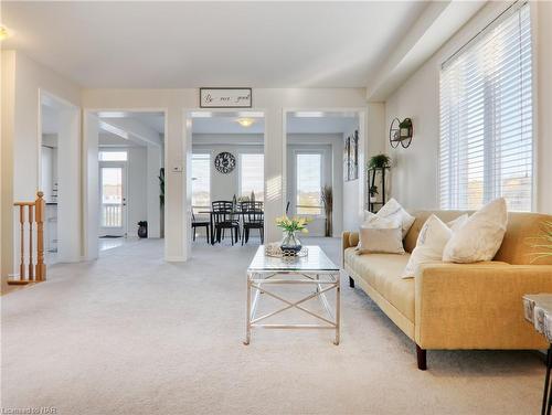 7748 Black Maple Drive, Niagara Falls, ON - Indoor Photo Showing Living Room