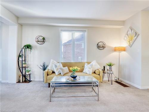 7748 Black Maple Drive, Niagara Falls, ON - Indoor Photo Showing Living Room