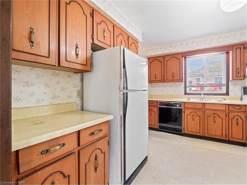 5 Rainbow Drive, St. Catharines, ON - Indoor Photo Showing Kitchen With Double Sink