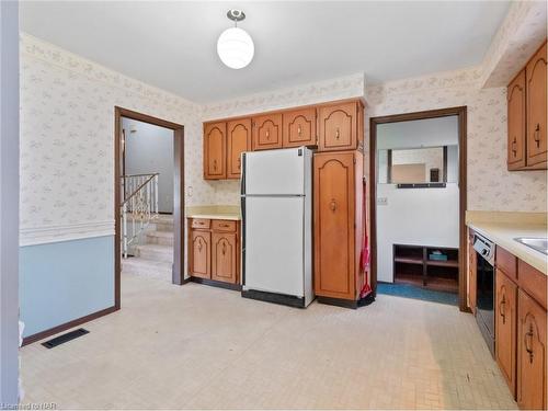 5 Rainbow Drive, St. Catharines, ON - Indoor Photo Showing Kitchen