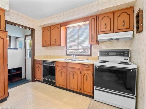 5 Rainbow Drive, St. Catharines, ON - Indoor Photo Showing Kitchen With Double Sink