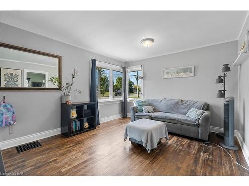 66 Whyte Avenue N, Thorold, ON - Indoor Photo Showing Living Room