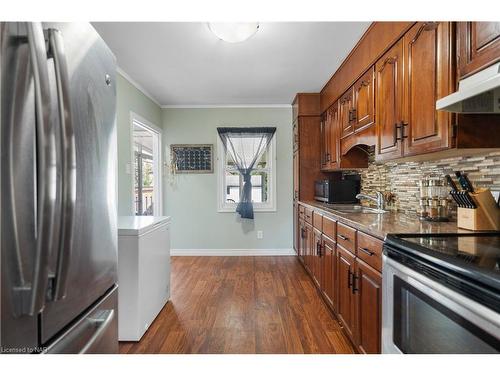 66 Whyte Avenue N, Thorold, ON - Indoor Photo Showing Kitchen