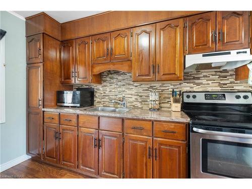 66 Whyte Avenue N, Thorold, ON - Indoor Photo Showing Kitchen With Double Sink