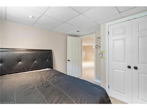 66 Whyte Avenue N, Thorold, ON - Indoor Photo Showing Bedroom