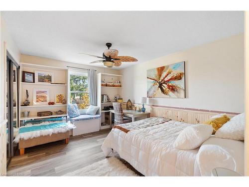 4048 Bridgewater Street, Niagara Falls, ON - Indoor Photo Showing Bedroom