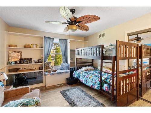 4048 Bridgewater Street, Niagara Falls, ON - Indoor Photo Showing Bedroom