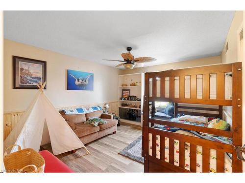 4048 Bridgewater Street, Niagara Falls, ON - Indoor Photo Showing Bedroom