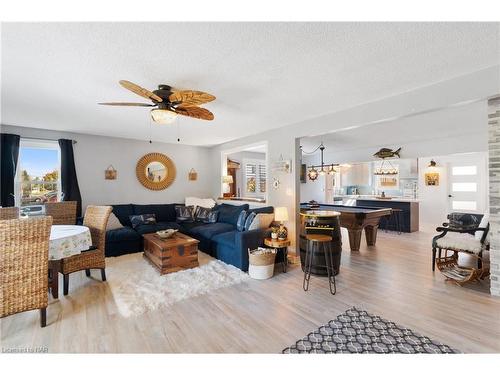 4048 Bridgewater Street, Niagara Falls, ON - Indoor Photo Showing Living Room