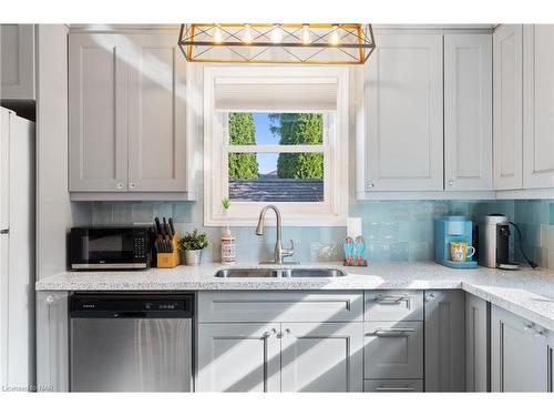 4048 Bridgewater Street, Niagara Falls, ON - Indoor Photo Showing Kitchen With Double Sink