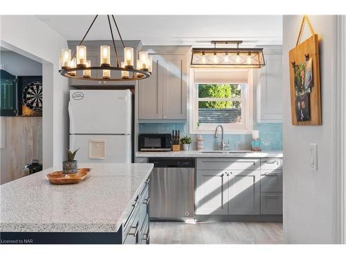 4048 Bridgewater Street, Niagara Falls, ON - Indoor Photo Showing Kitchen