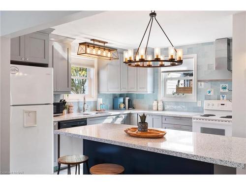 4048 Bridgewater Street, Niagara Falls, ON - Indoor Photo Showing Kitchen