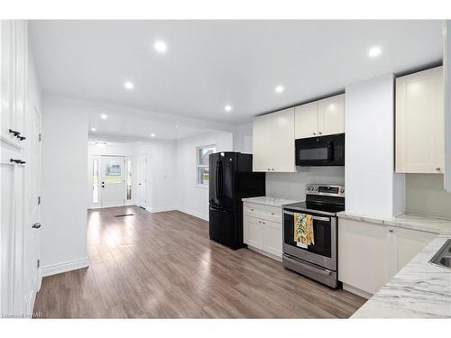 102 Pine Street S, Thorold, ON - Indoor Photo Showing Kitchen